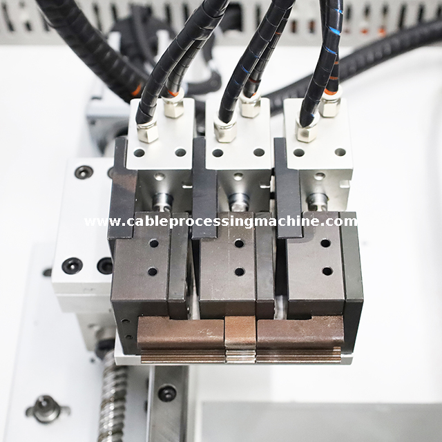 Máquina de decapagem e crimpagem de cabos de 2 núcleos e 3 núcleos de diferentes comprimentos